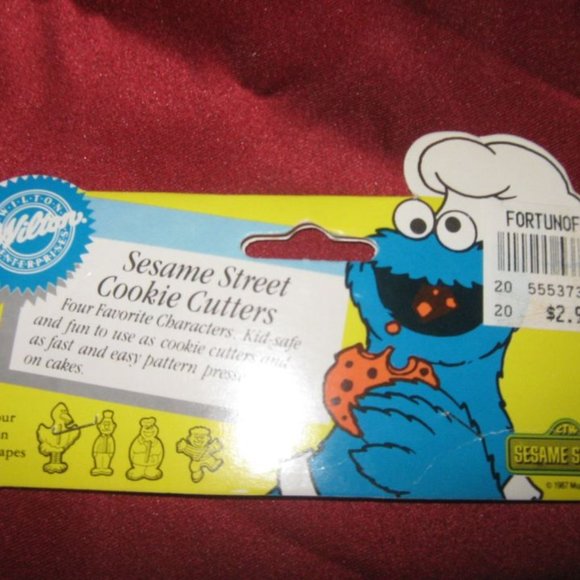 VINTAGE 1988 WILTON SET OF 4 SESAME STREET YELLOW PLASTIC COOKIE CUTTERS - Picture 10 of 11